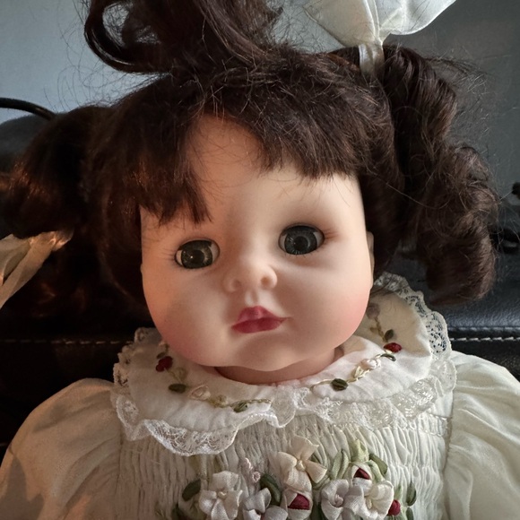 Madame Alexander Doll in Cream with Floral Details - Picture 9 of 9